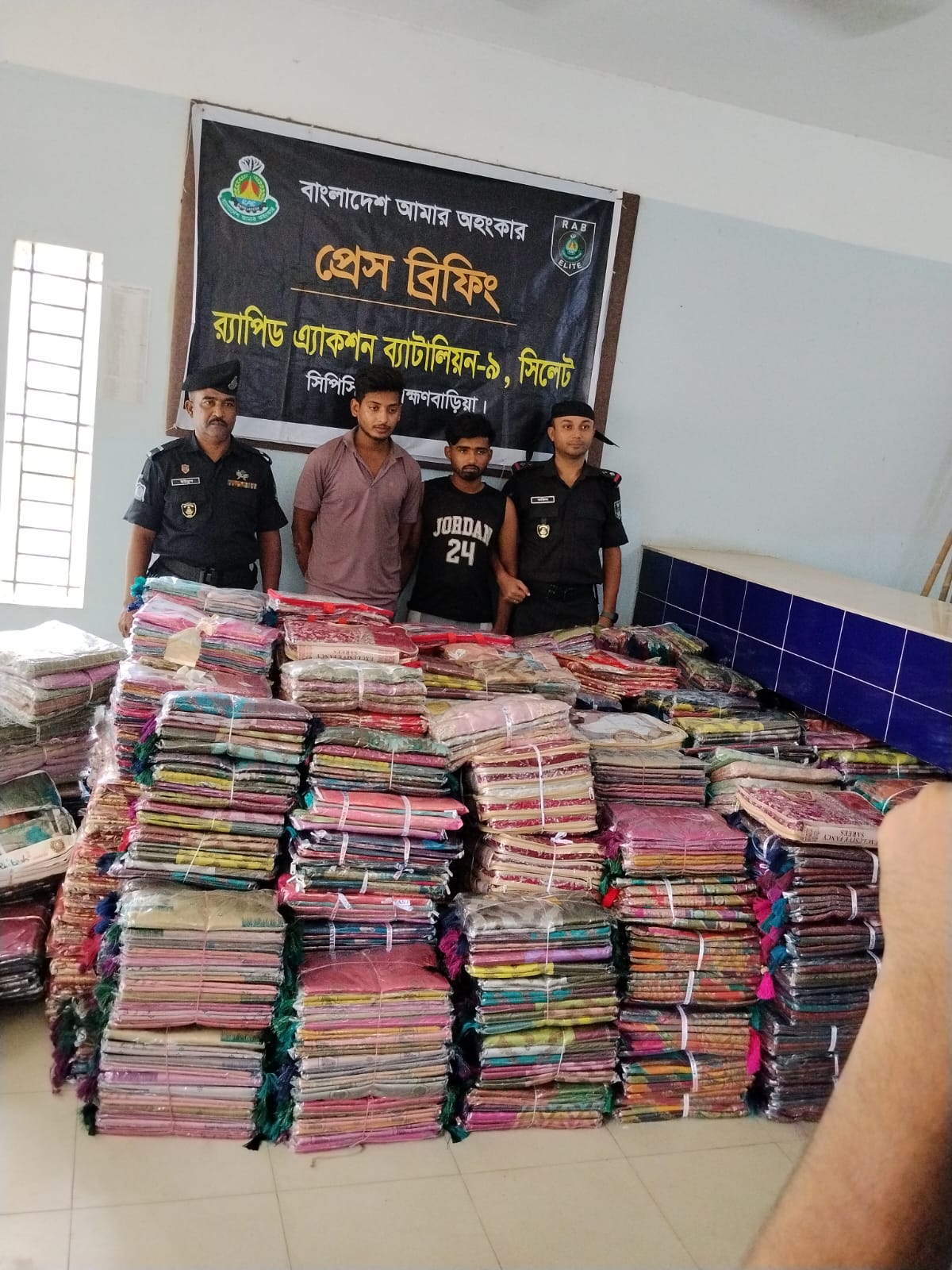 কসবায় র‍্যাবের অভিযানে ১৯০৫ পিস ভারতীয় শাড়ি উদ্ধার, আটক ২