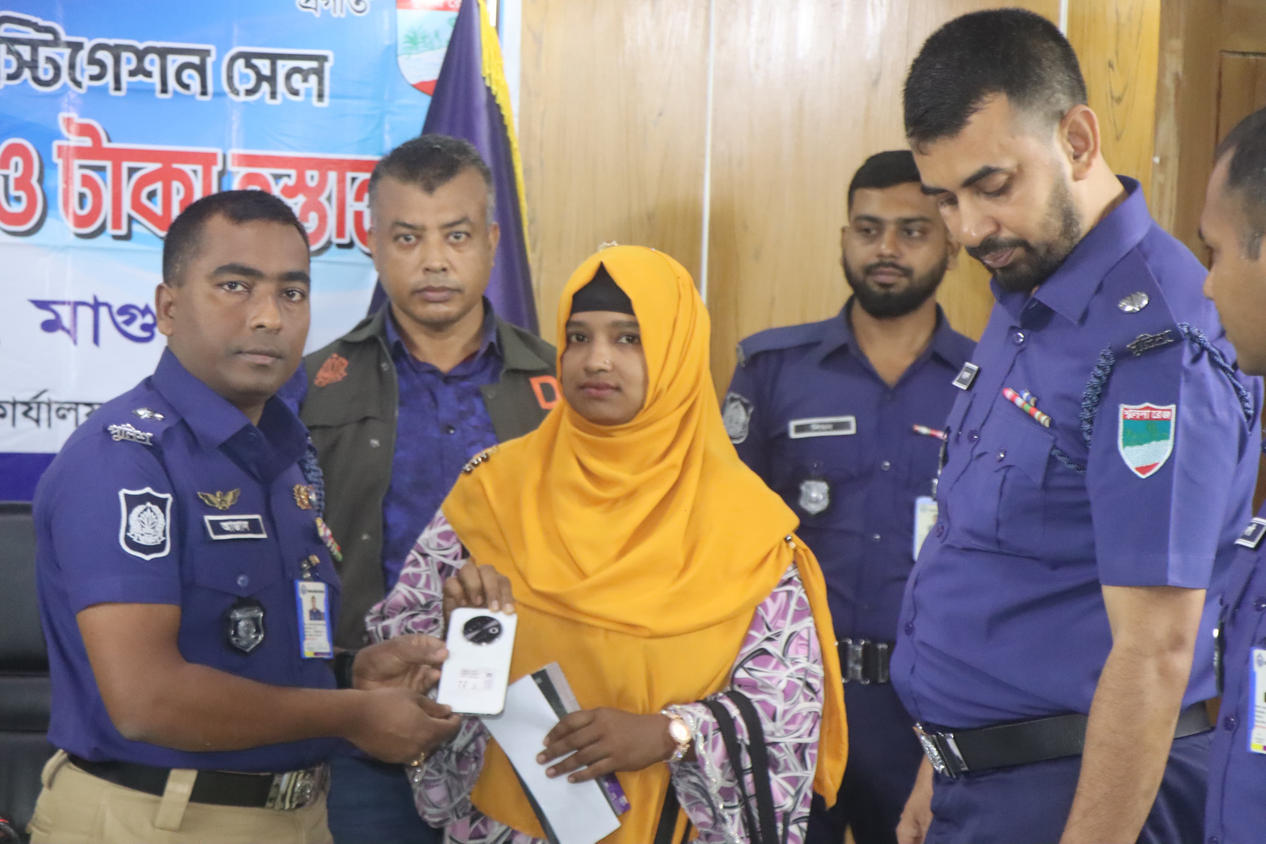 সাইবার অপরাধ দমনে মাগুরা পুলিশের সাফল্য, উদ্ধার হওয়া ৩৫ মোবাইল ও ৫০ হাজার টাকা হস্তান্তর সাইবার অপরাধ দমনে মাগুরা পুলিশের সাফল্য, উদ্ধার হওয়া ৩৫ মোবাইল ও ৫০ হাজার টাকা হস্তান্তর