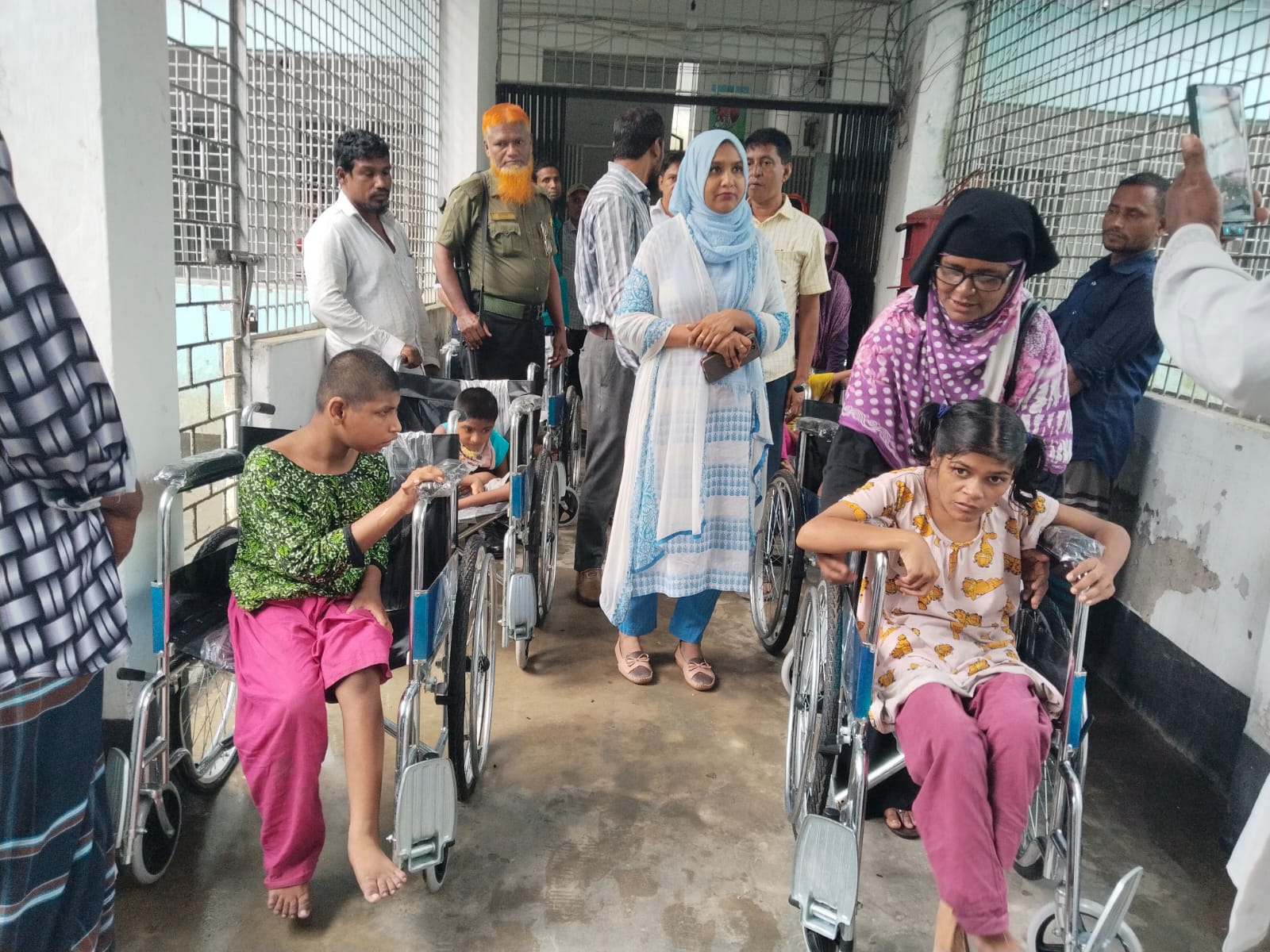 ৭ জন প্রতিবন্ধীর মাঝে হুইলচেয়ার বিতরণ করলেন উপজেলা নির্বাহী কর্মকর্তা।