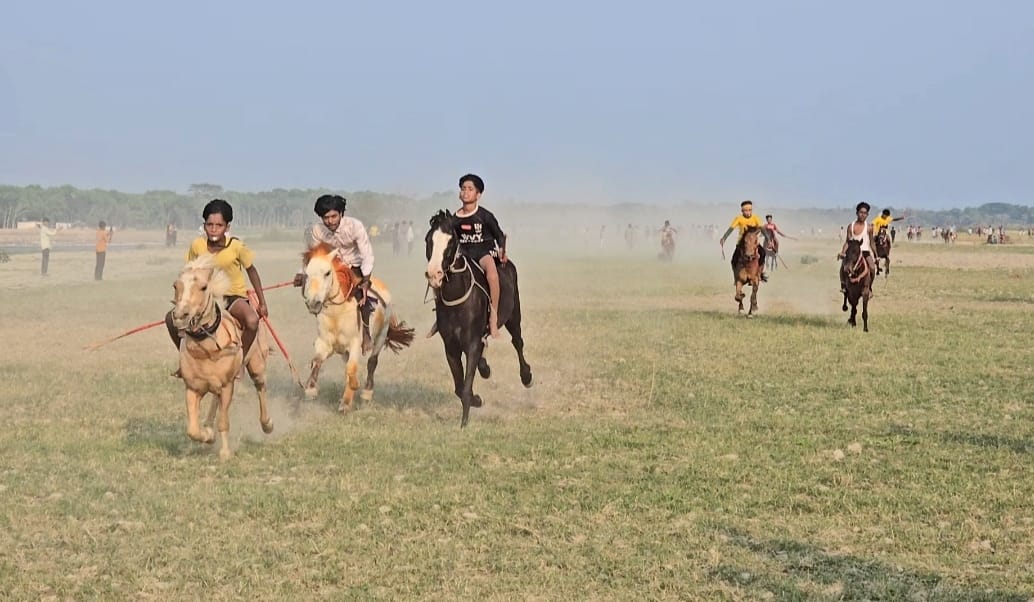 মাগুরাতে ঘোড়া দৌড় এর মধ্য দিয়ে ঈদ উদযাপন 