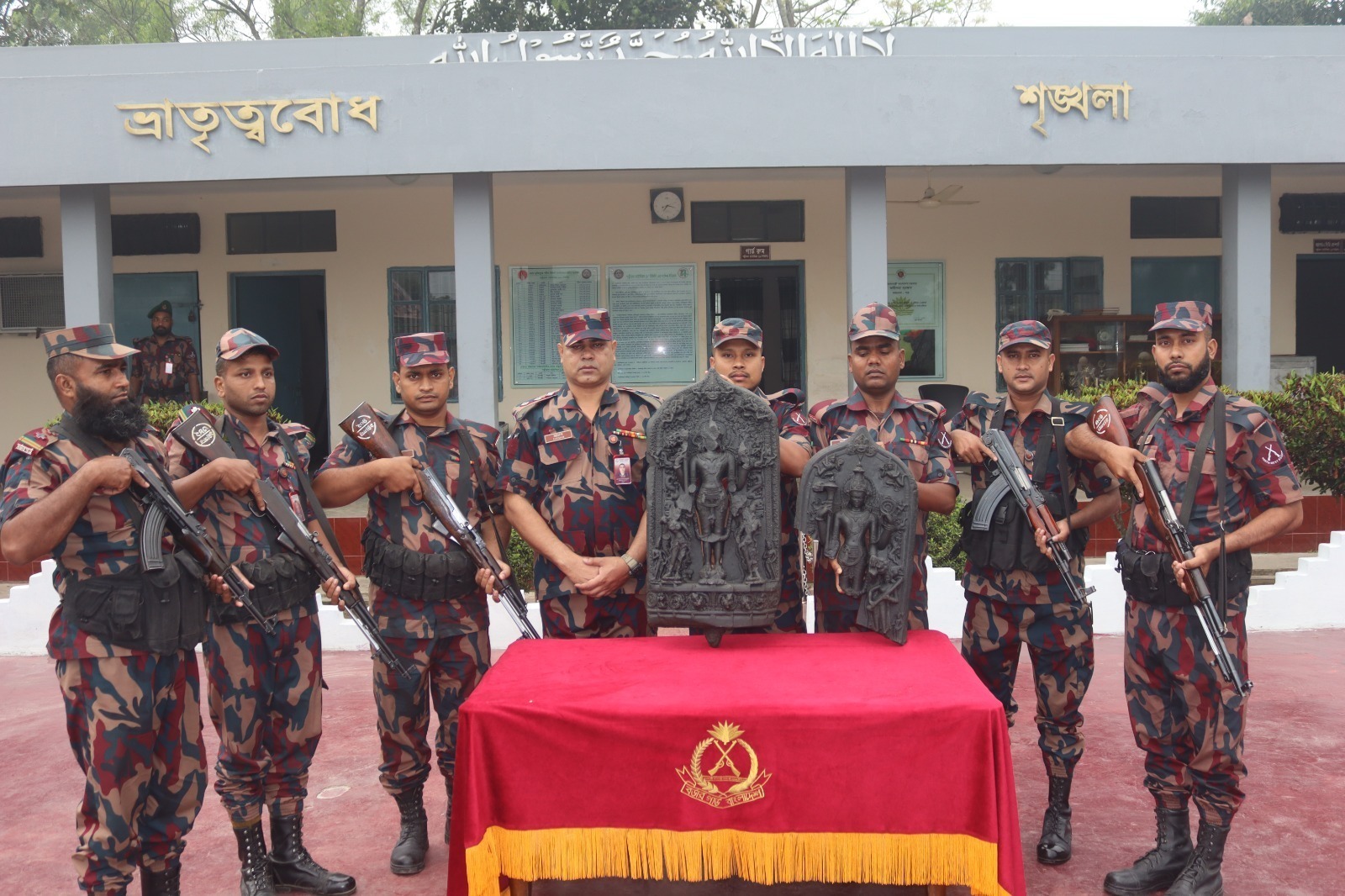 নওগাঁ সীমান্তে বিজিবির অভিযানে ৫২ কেজির বেশি ওজনের ২টি দুষ্প্রাপ্য কষ্টিপাথরের মূর্তি উদ্ধার