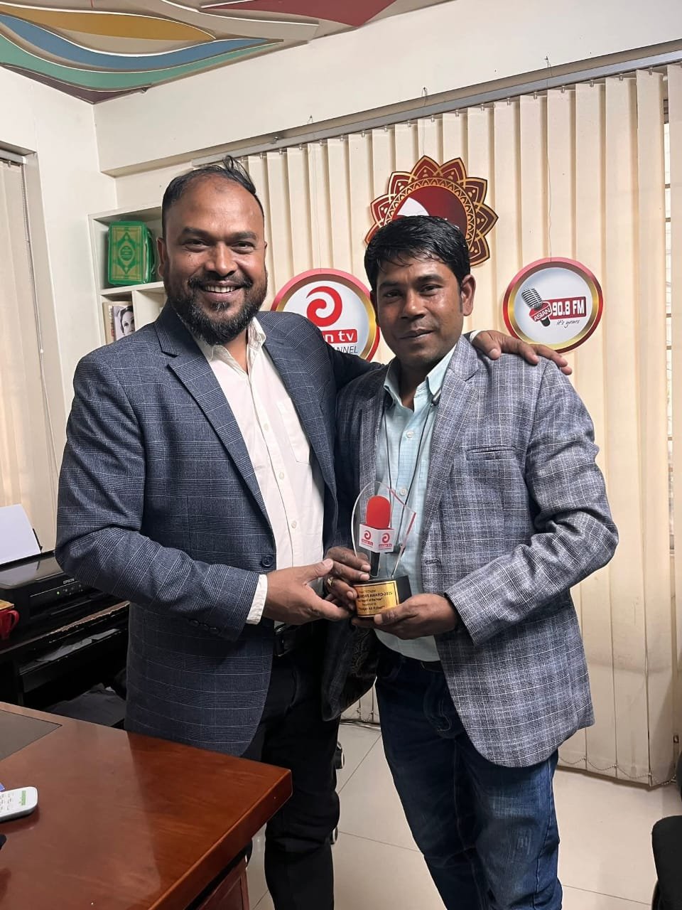 এশিয়ান টেলিভিশনের “মিলিয়নিয়ার অ্যাওয়ার্ড পেলেন রমজান আলী রুবেল