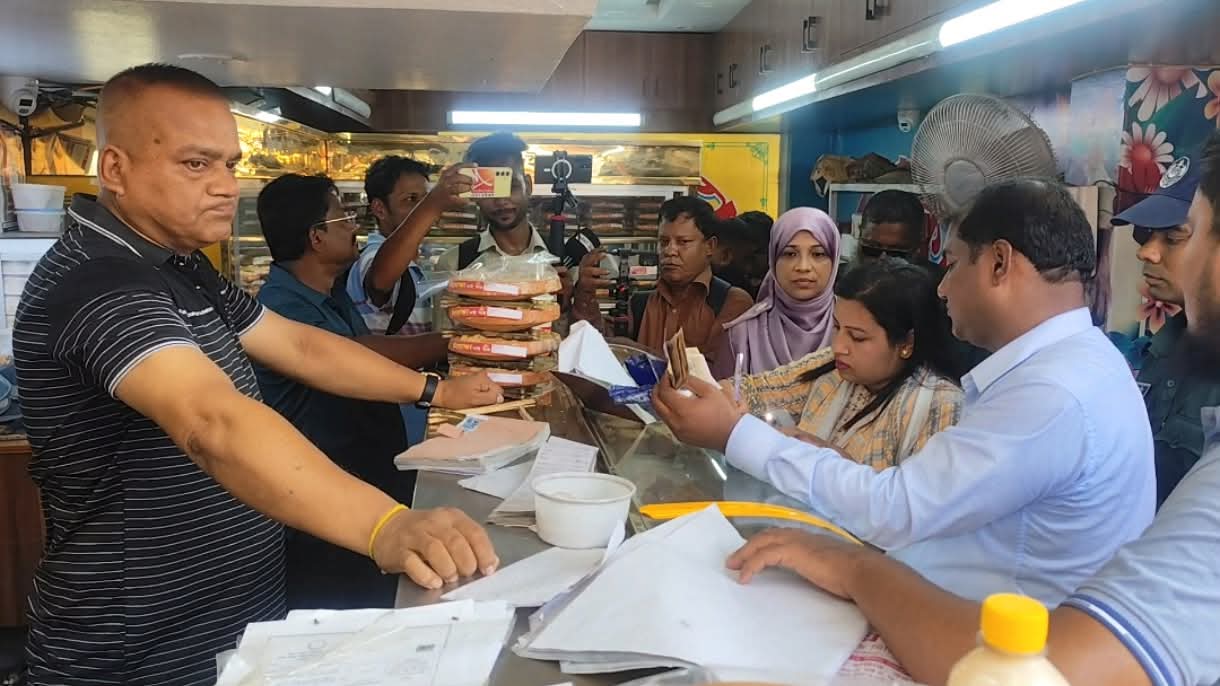 বগুড়া শহরে সিটি কর্পোরেশনের সাঁড়াশি অভিযান: উচ্ছেদ শতাধিক অবৈধ স্থাপনা, জরিমানা ২০ হাজার টাকা