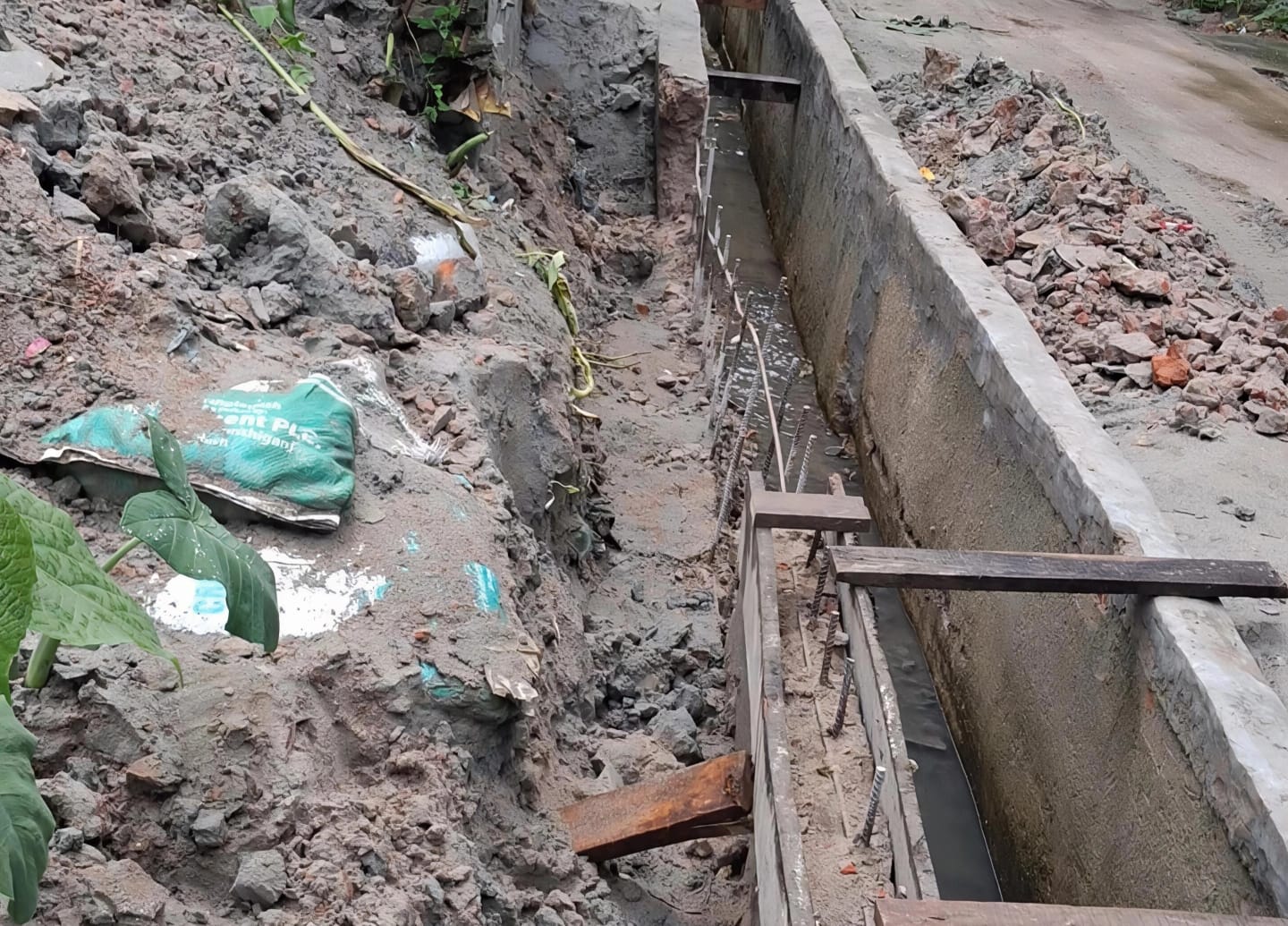 ১০ লাখ টাকার ড্রেনের দেয়ালে ফাটল, ভরসা এখন কাঠের ঠেকা! ১০ লাখ টাকার ড্রেনের দেয়ালে ফাটল, ভরসা এখন কাঠের ঠেকা!