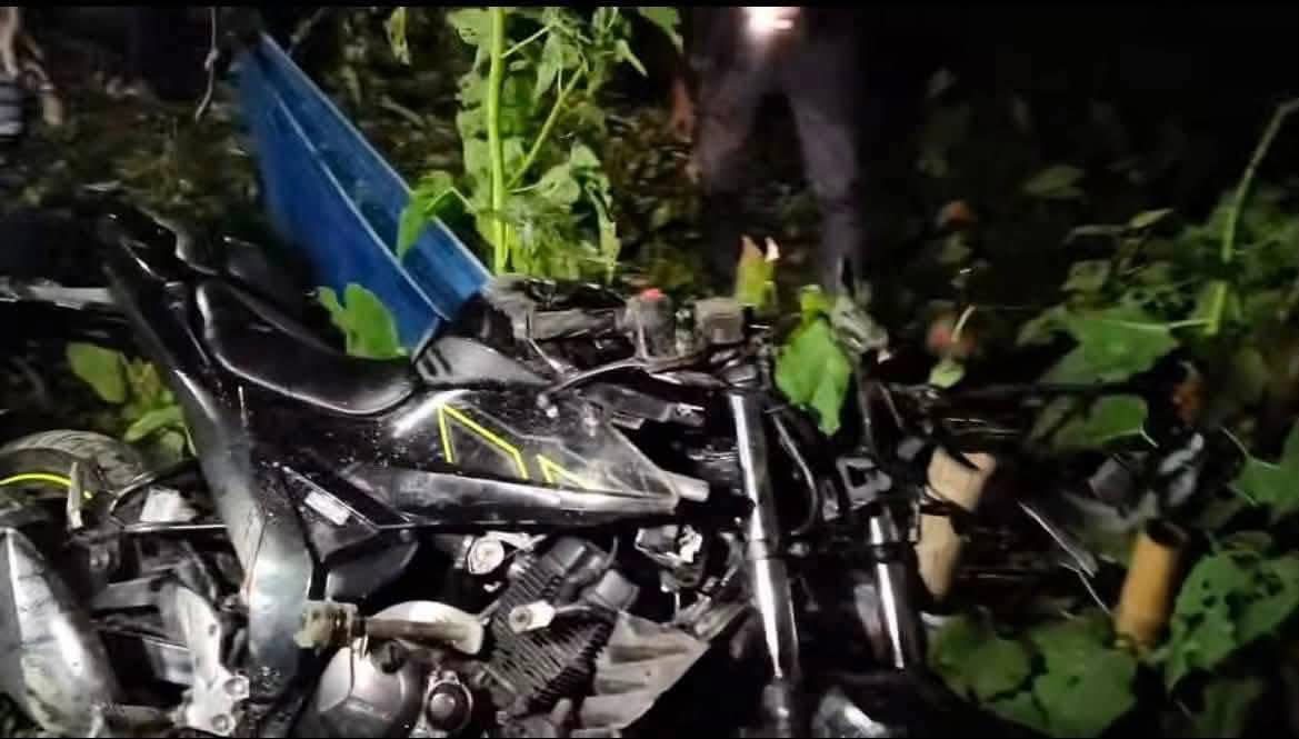 মহিপুরে অটোরিকশা-মোটরসাইকেল সংঘর্ষ: চালকসহ ৩ জন গুরুতর আহত।