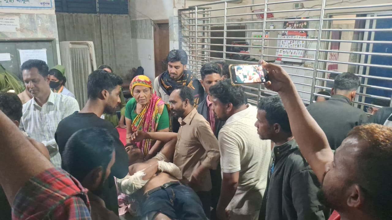 মাগুরায় ঈদের চাল বিতরণ কমিটি গঠন নিয়ে বিএনপির দু’পক্ষের সংঘর্ষ, আহত ১০