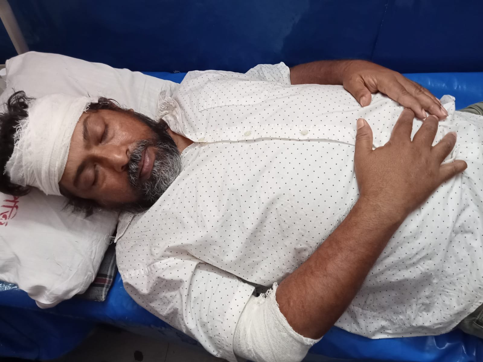 যুবদল নেতার নেতৃত্বে শ্যামনগর উপজেলা প্রেসক্লাবে ঢুকে সভাপতির উপর হামলা