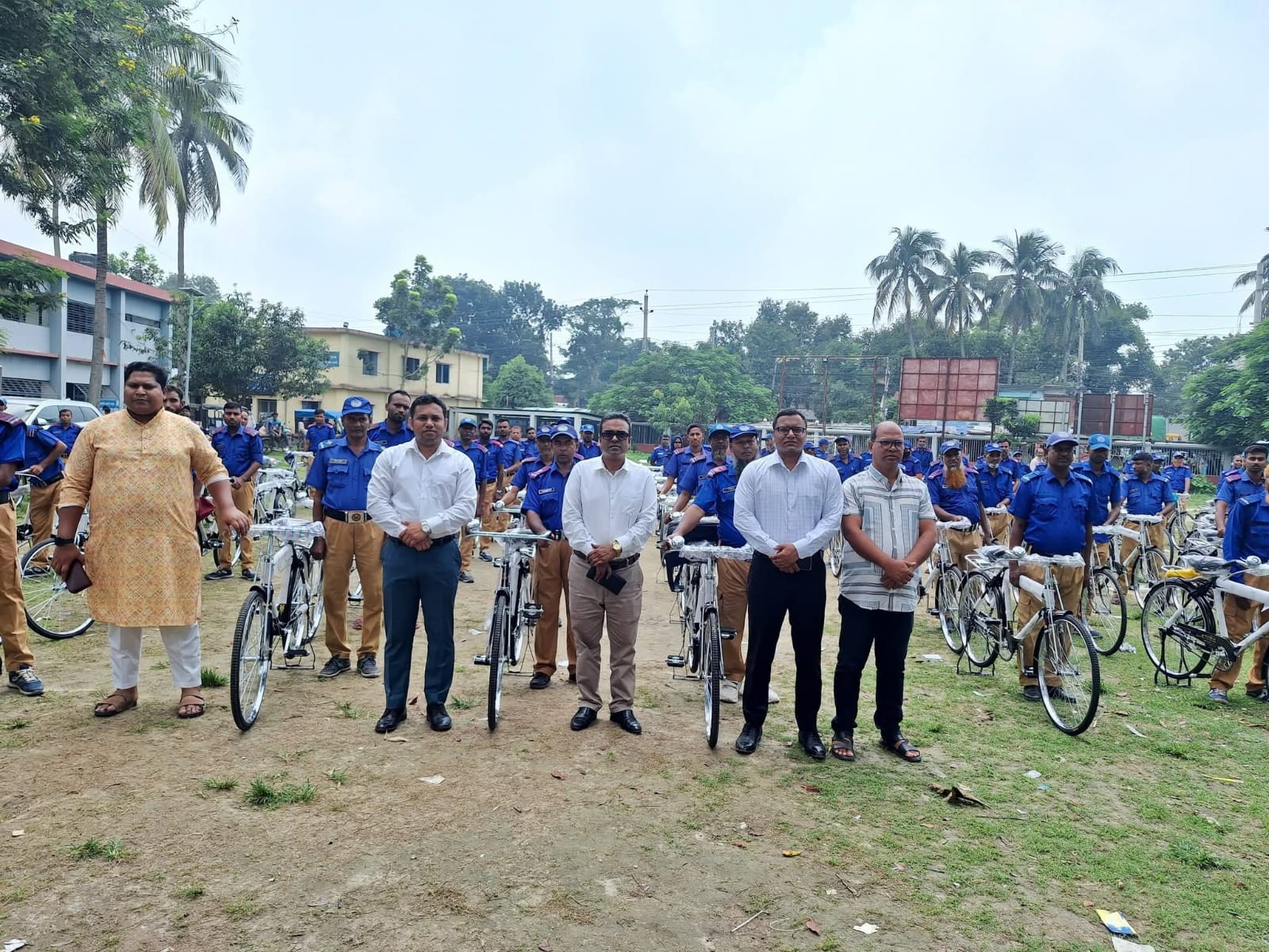 নওগাঁ সদরের ১২ ইউনিয়নের গ্রাম পুলিশদের মাঝে বাইসাইকেল বিতরণ