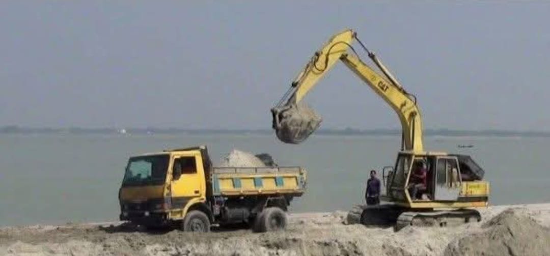 ‎ফুলবাড়ীতে ধরলা নদী থেকে অবৈধ বালু উত্তোলন, ব্যবসায়ীকে ১ লাখ টাকা জরিমানা