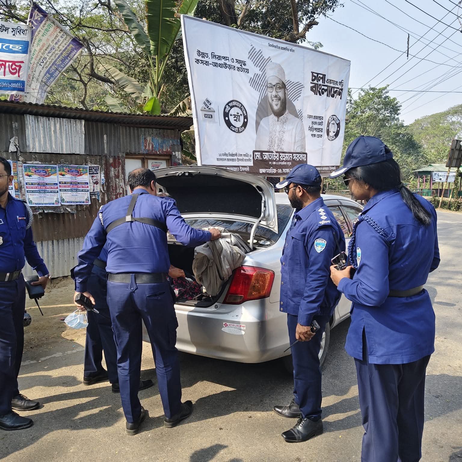 নির্বাচনকে কেন্দ্র করে অপরাধ দমনে কঠোর পুলিশ।