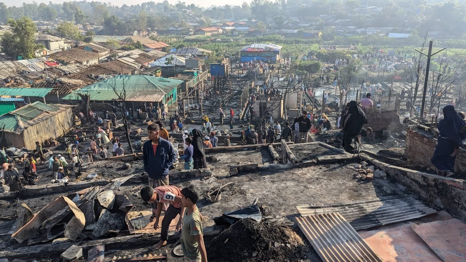 রোহিঙ্গা ক্যাম্পে ভয়াবহ আগুন ৪৫০ টির অধিক ঘর পুড়ে ছাই।
