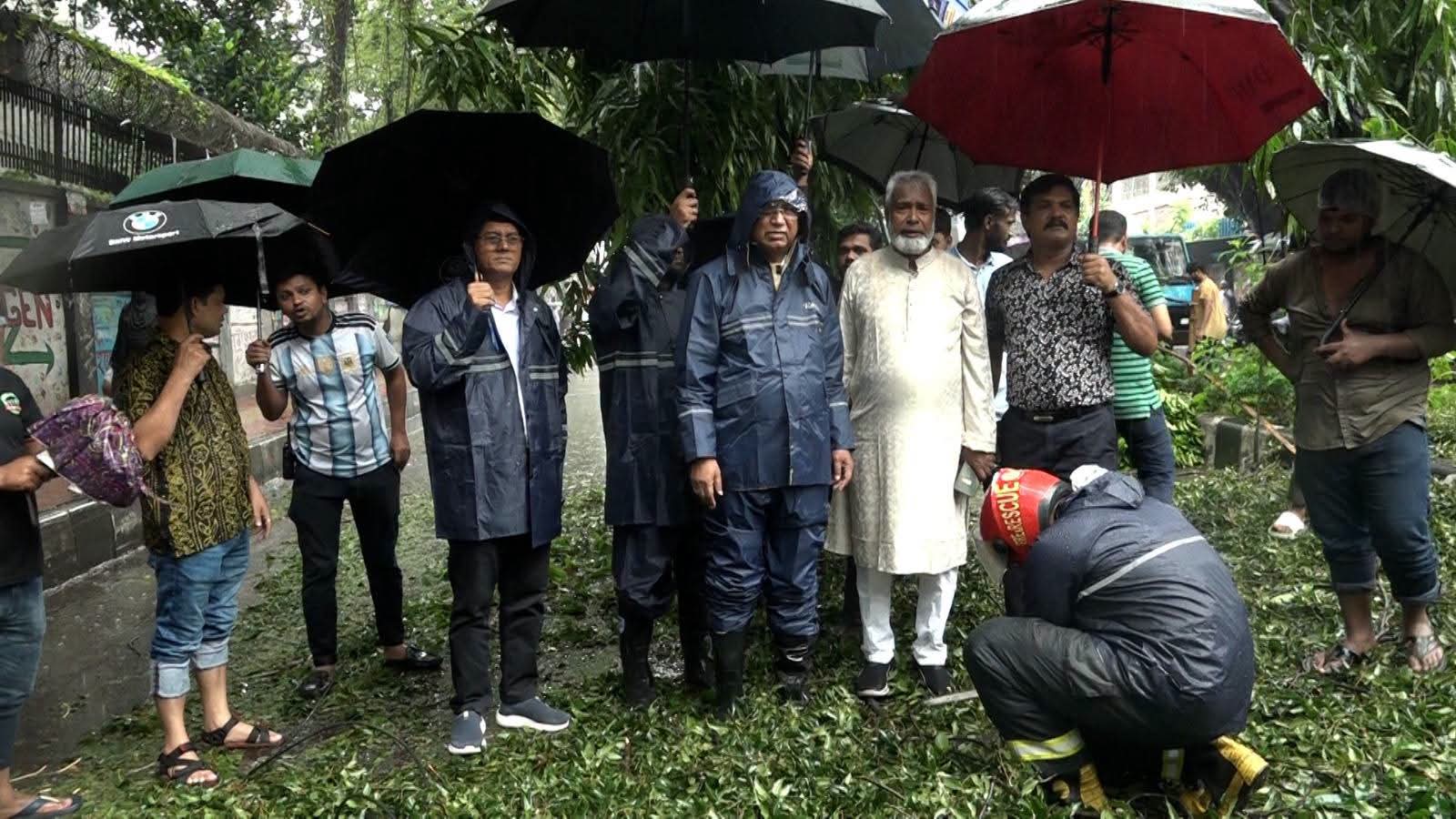 টানা ভারী বর্ষণে জলাবদ্ধতা নিরসনে ভোর থেকেই মাঠে ডিএসসিসি, সড়ক সচল রাখতে সরেজমিনে প্রশাসক আবদুস সালাম