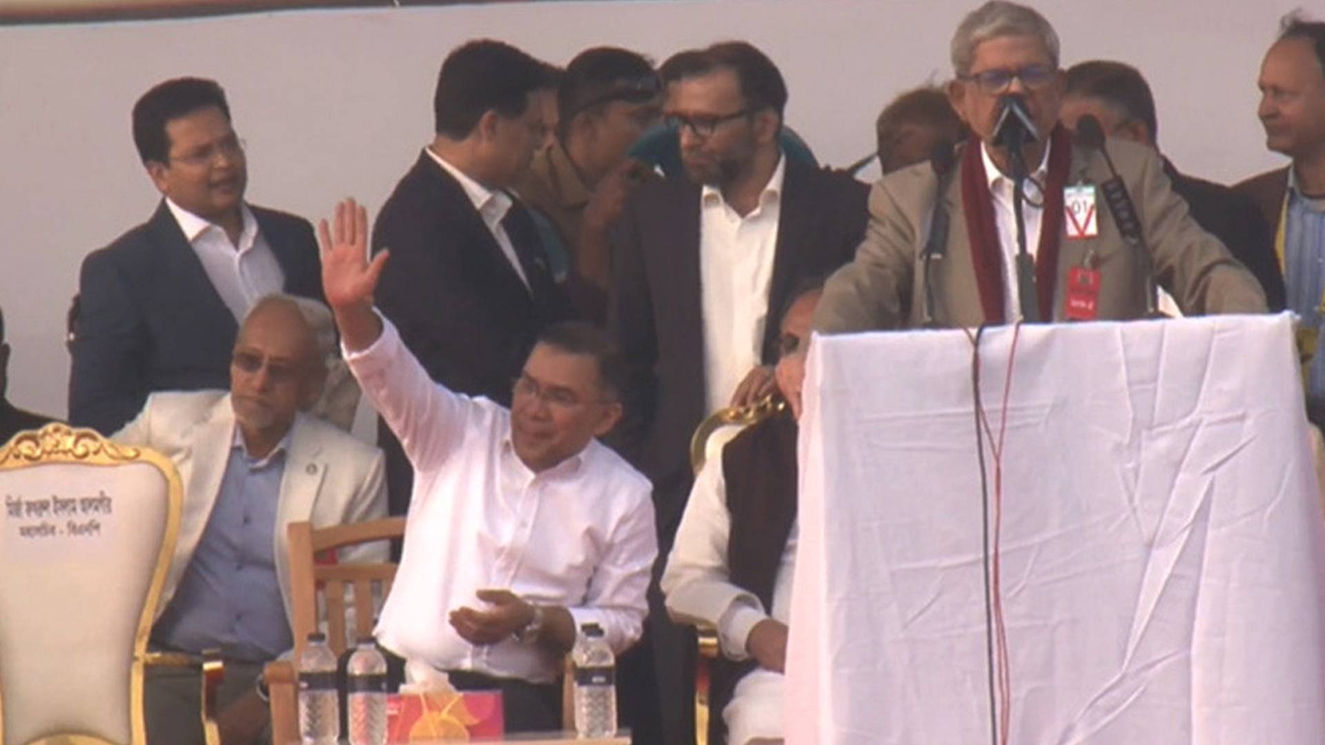 বিশেষ চেয়ার সরিয়ে সাধারণ চেয়ারে বসলেন তারেক রহমান