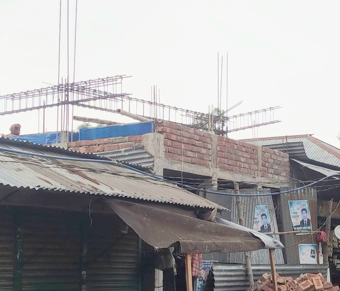 পাবনায় নিষেধাজ্ঞা অমান্য করে পানি উন্নয়ন বোর্ডের জায়গায় স্থায়ী ভবন নির্মাণ