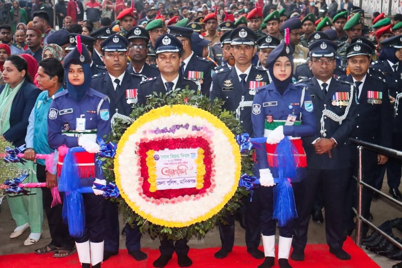 মানিকগঞ্জ জেলা পুলিশের পক্ষ থেকে শহীদ মুক্তিযোদ্ধা স্মৃতিফলকে পুষ্পস্তবক অর্পণ