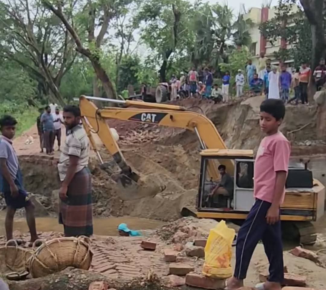 কসবা-আখাউড়া সড়কে মূল সড়ক বন্ধ,পানির তোড়ে ভেঙে গেছে বিকল্প সড়কও