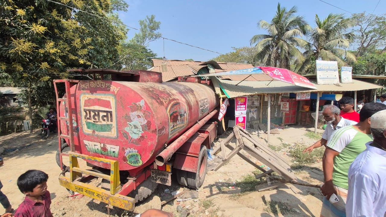 ‎নিয়ন্ত্রণ হারিয়ে তেলবাহী ট্রাক ঢুকে পড়লো দোকানে, নিহত ২  ‎