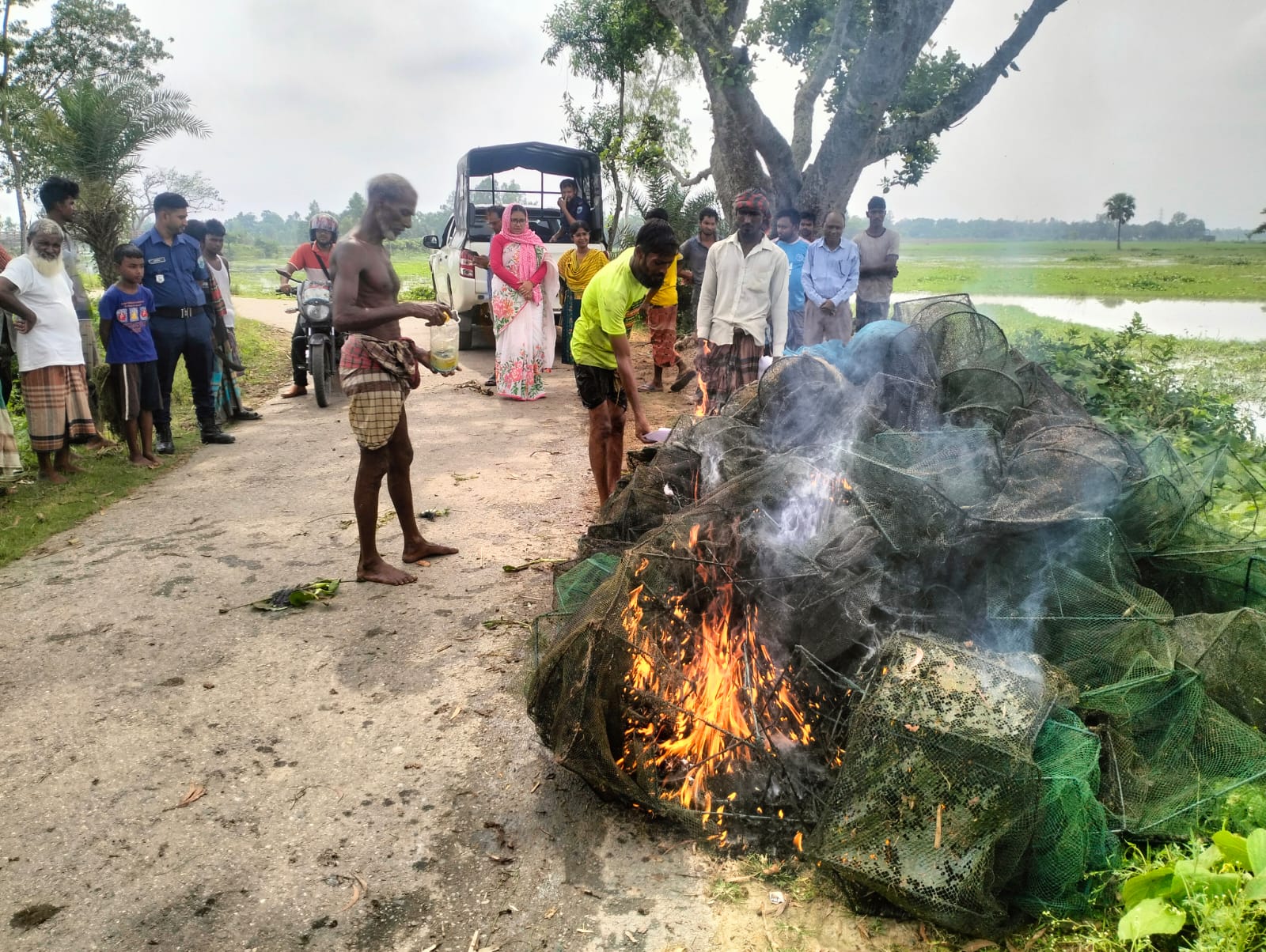 ভীমপুর বিলে অভিযান, ১২০০ মিটার অবৈধ চায়না দুয়ারী জাল জব্দ ও ধ্বংস