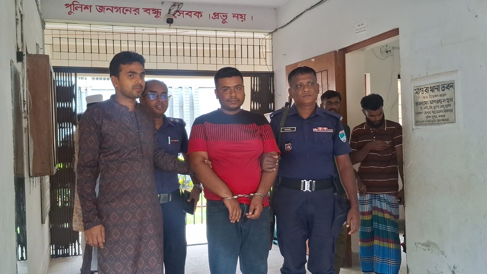 মাগুরায় অনলাইন জুয়া চক্রের কথিত মাস্টার এজেন্ট গ্রেফতার, ৫ মোবাইল ও ৯ সিম জব্দ; ৩ কোটি ২১ লাখ ৬০ হাজার টাকার লেনদেনের তথ্য