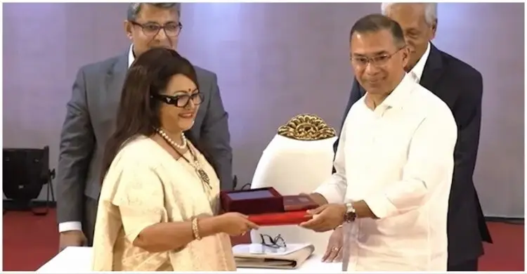 অভিনেত্রী ববিতার হাতে একুশে পদক তুলে দিলেন প্রধানমন্ত্রী তারেক রহমান।