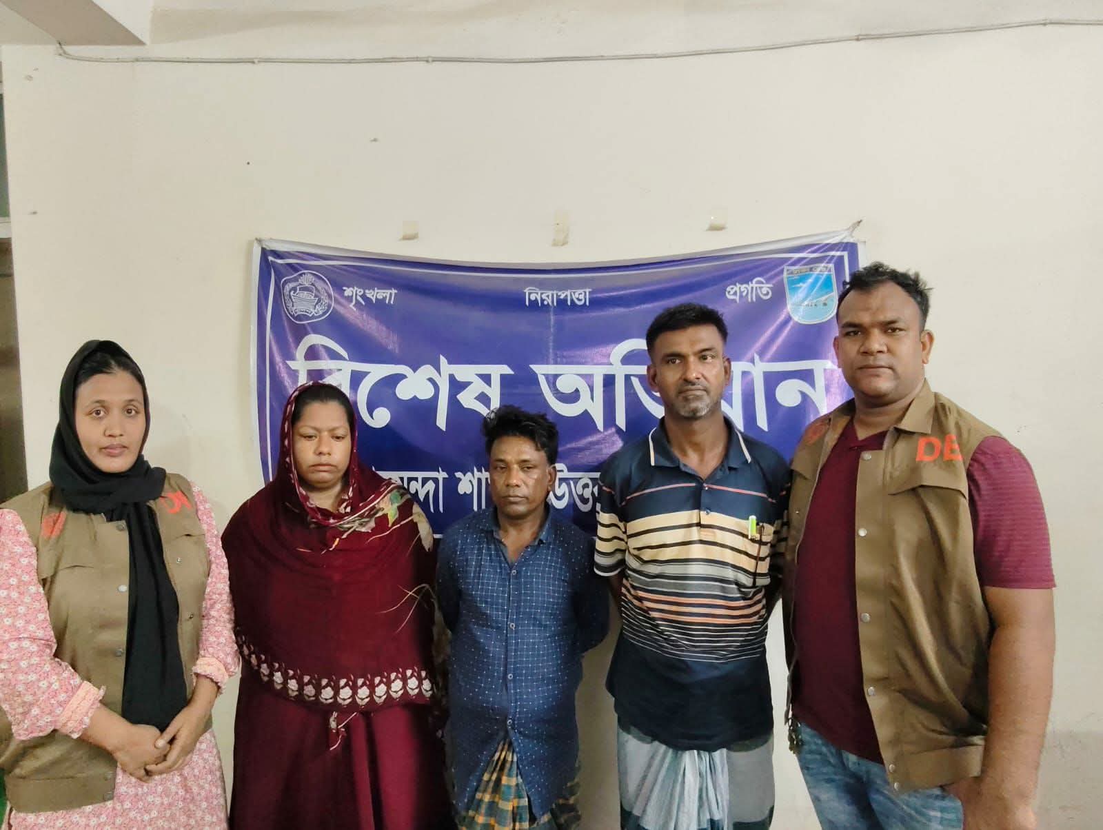 হানি ট্র্যাপ ফাঁদ পেতে অপহরণ: ডিবি পুলিশের জালে আশুলিয়ার ভয়ংকর ‘হানি ট্র্যাপ’ চক্রের ৩ সদস্য আটক।
