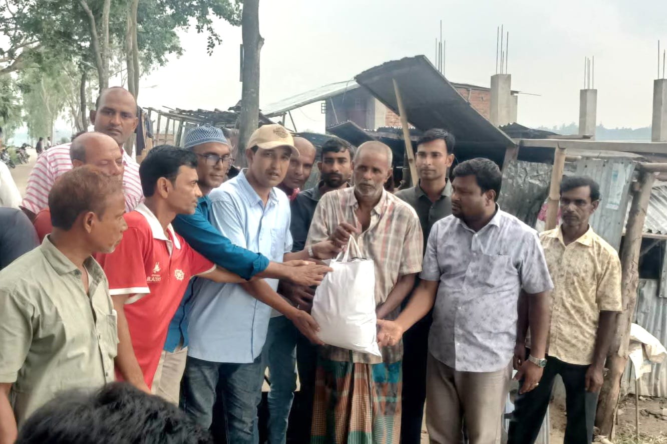 মান্দায় জলাবদ্ধতায় ক্ষতিগ্রস্তদের মাঝে যুবদলের শুকনো খাবার বিতরণ