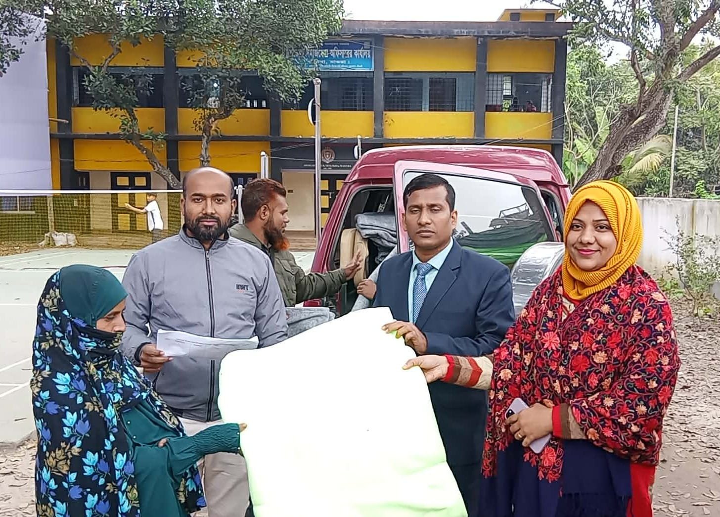 মাগুরায় শীতার্ত ব্যক্তিদের মাঝে সরকারি কম্বল বিতরণ