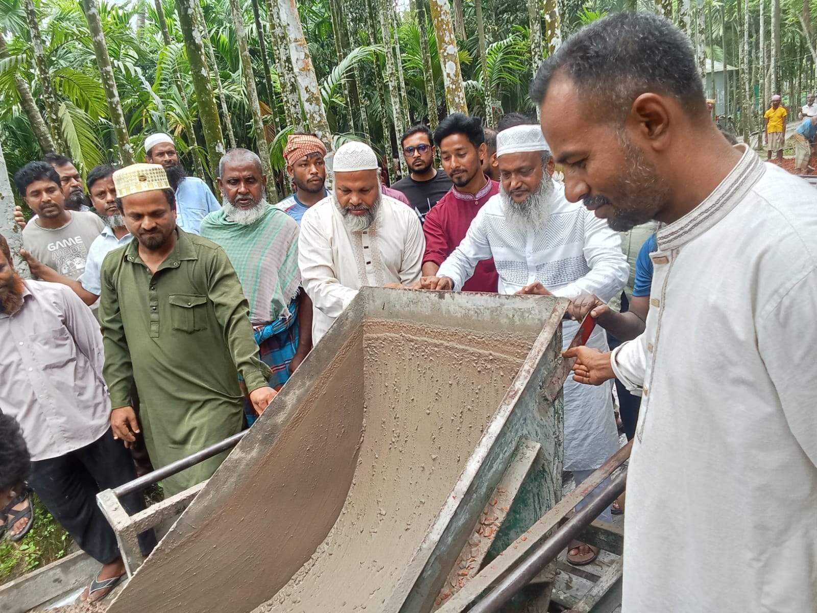 গ্রামীণ অবকাঠামো রক্ষণাবেক্ষণ (টি.আর) কর্মসূচির আওতায় ২য় পর্যায়ের প্রকল্পের জয়মনিহাট ইউনিয়নের ২১৫ ফুট সিসি রাস্তা ঢালাই কাজের শুভ উদ্বোধন