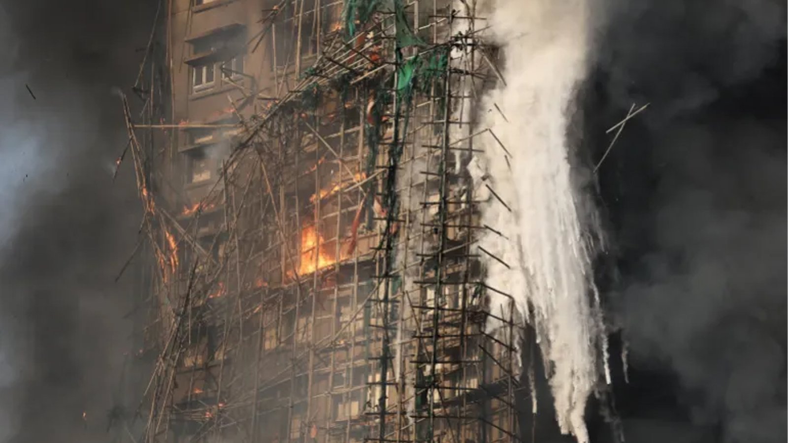 হংকং / অগ্নিকাণ্ডের একদিন পর ১৬ তলা থেকে জীবিত উদ্ধার, মৃত বেড়ে ৬৫