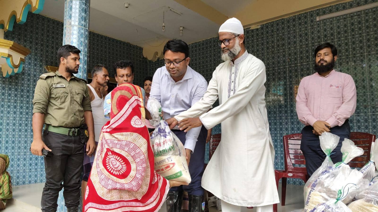 সাতকানিয়ায় ভয়াবহ বন্যায় ক্ষতিগ্রস্ত প্রতিটি ঘরে দেওয়া হচ্ছে সরকারি  ত্রাণ।