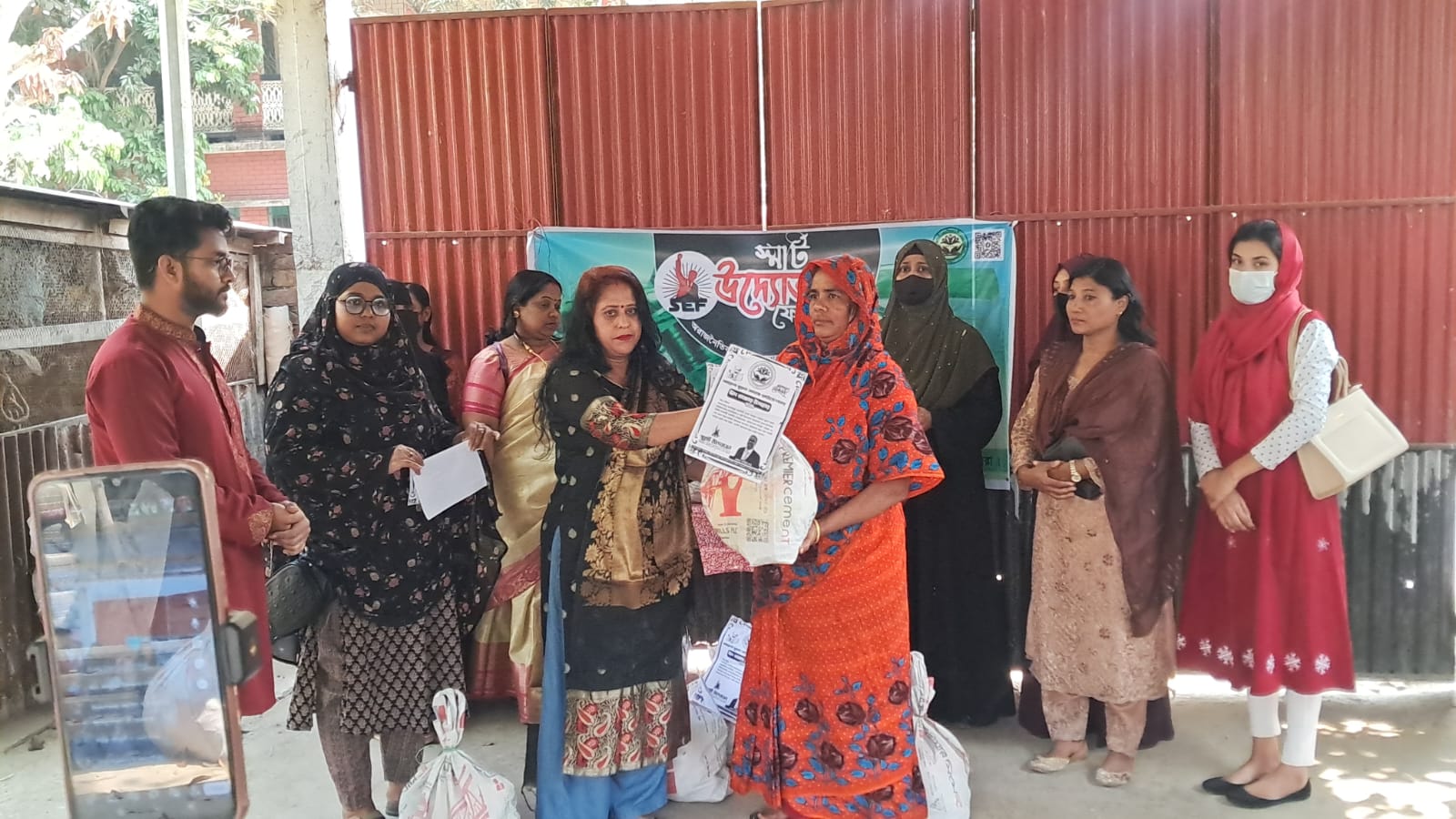 অসহায় পরিবারের পাশে স্মার্ট উদ্যোক্তা ফোরাম জেলা কমিটি