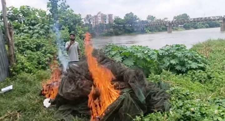 মহাদেবপুরে আত্রাই নদীতে অবৈধ রিং জালের বিরুদ্ধে যৌথ অভিযান, জাল পুড়িয়ে ধ্বংস
