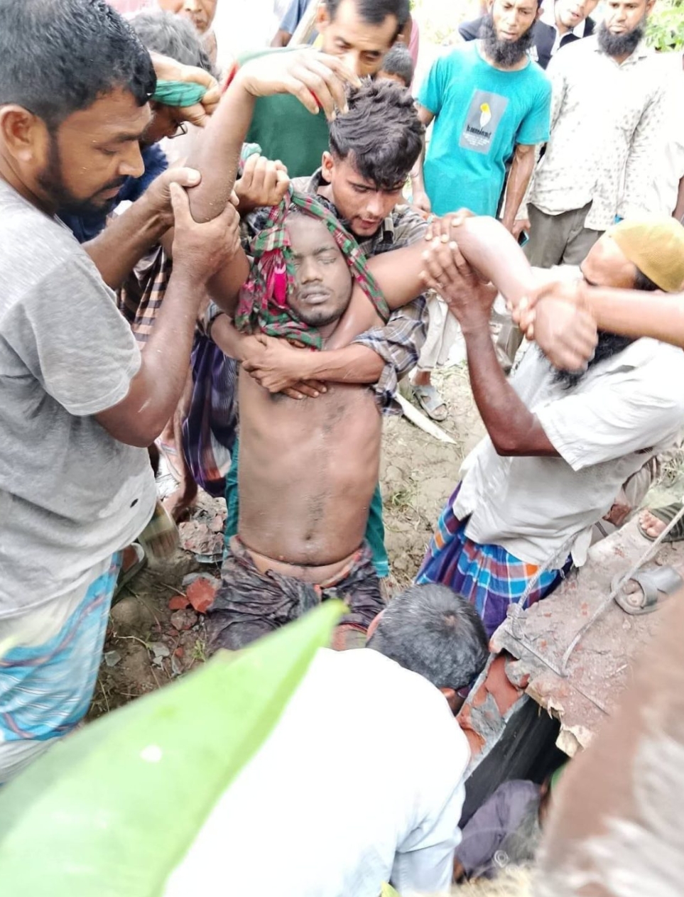 পটুয়াখালীতে সেফটি ট্যাংকিতে নেমে দুই শ্রমিকের মর্মান্তিক মৃত্যু