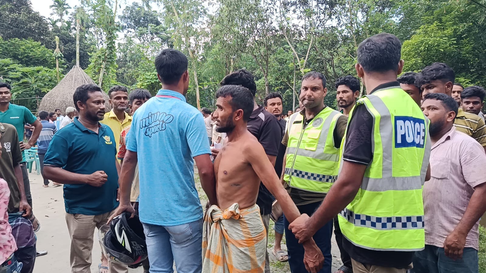 রাজারহাটে রাস্তা নিয়ে বিরোধের জেরে সংঘর্ষে নিহত ১, গ্রেফতার ১১
