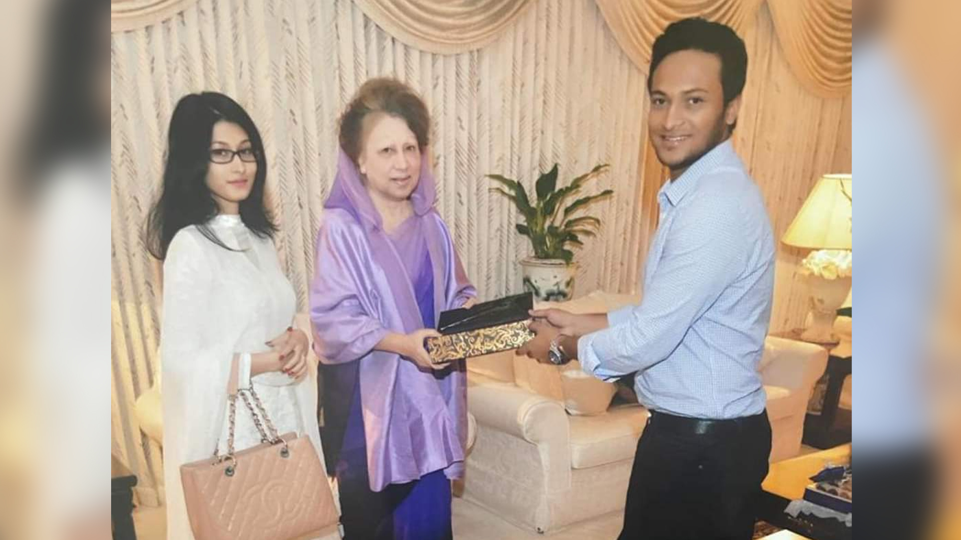 খালেদা জিয়ার মৃত্যুতে শোক প্রকাশ করেছেন সাকিব আল হাসান