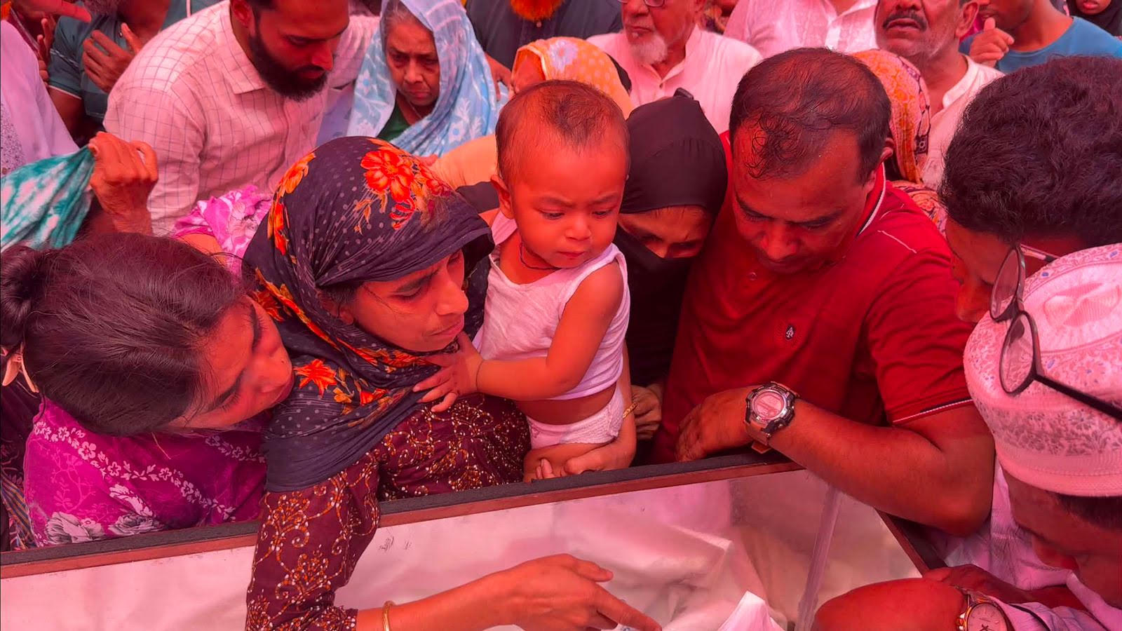 প্রবাসী বাবার নিথর দেহ প্রথম ও শেষবারের মতো দেখল শিশু রাফি