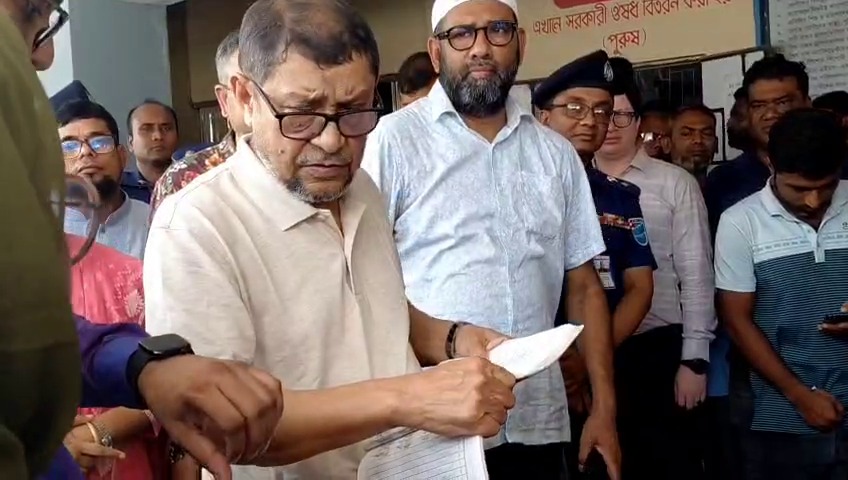 হঠাৎ সদর হাসপাতালে স্বাস্থ্যমন্ত্রী!
