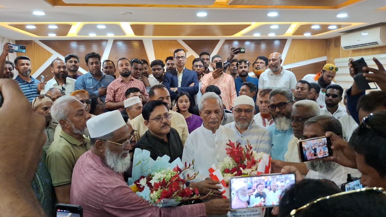 ফুলেল শুভেচ্ছায় সংস্কৃতি মন্ত্রী ও এমপিকে বরণ করলেন মাগুরাবাসী