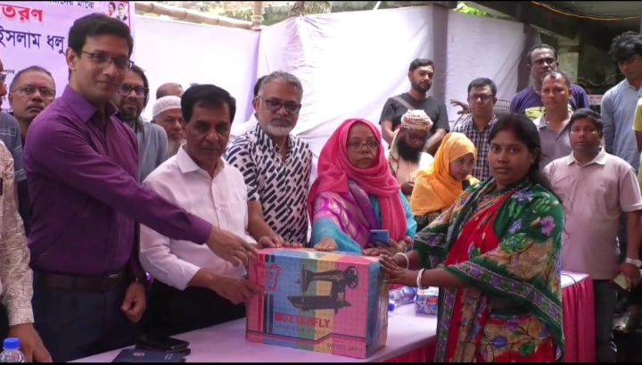 নওগাঁয় অসহায়-দরিদ্র নারীদের মাঝে সেলাই মেশিন বিতরণ