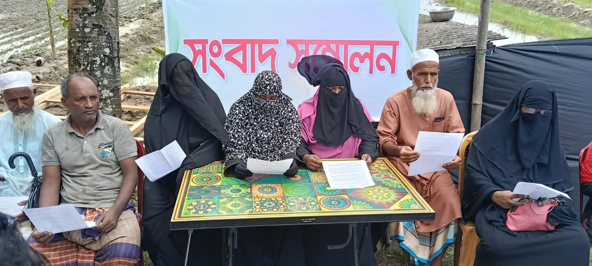 আদালতের নিষেধাজ্ঞ অমান্য করে জমিতে ফের স্থাপনা নির্মাণের অভিযোগে সংবাদ সম্মেলনে।