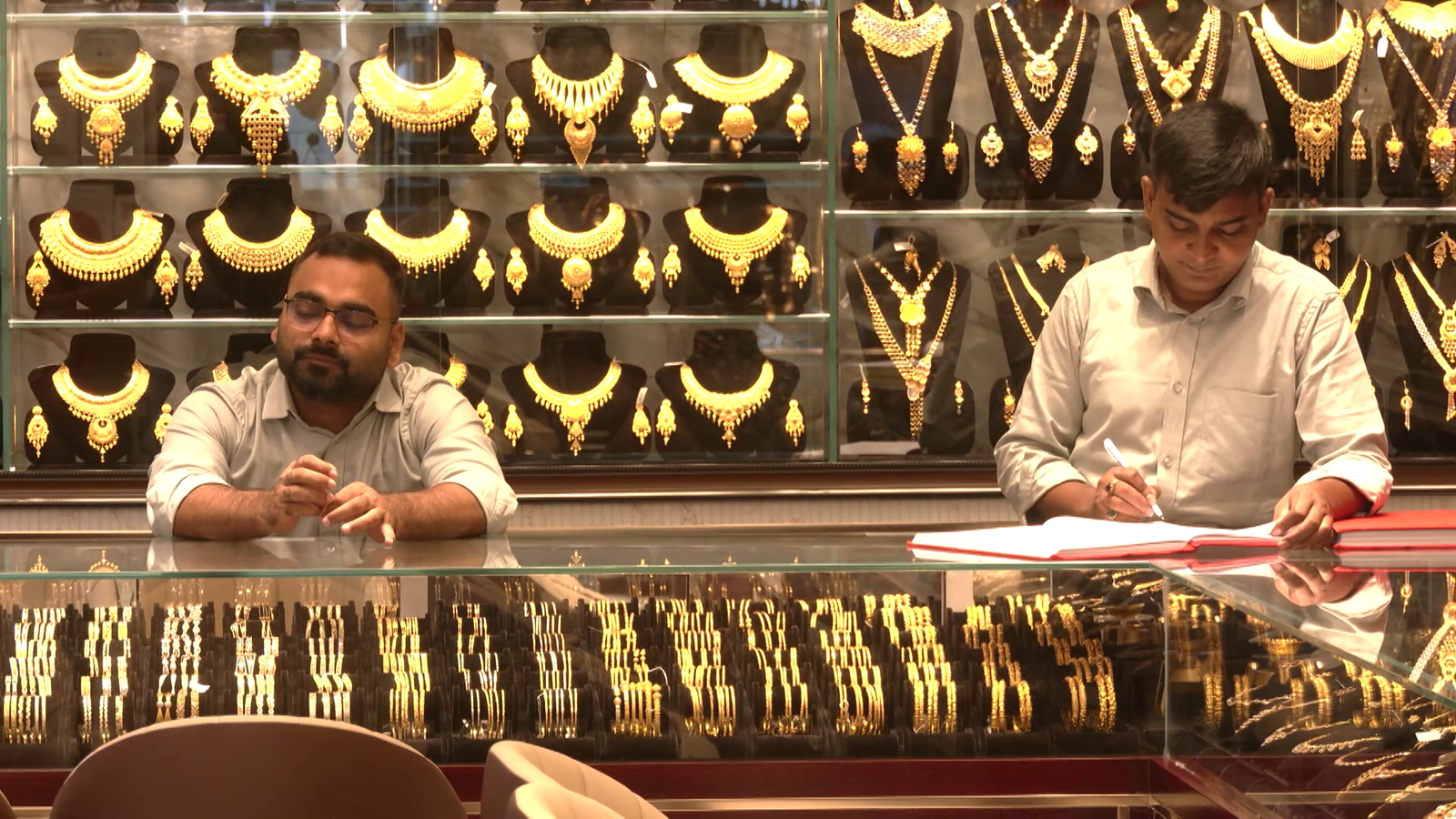 যে দামে কেনা যাবে প্রতি ভরি স্বর্ণ