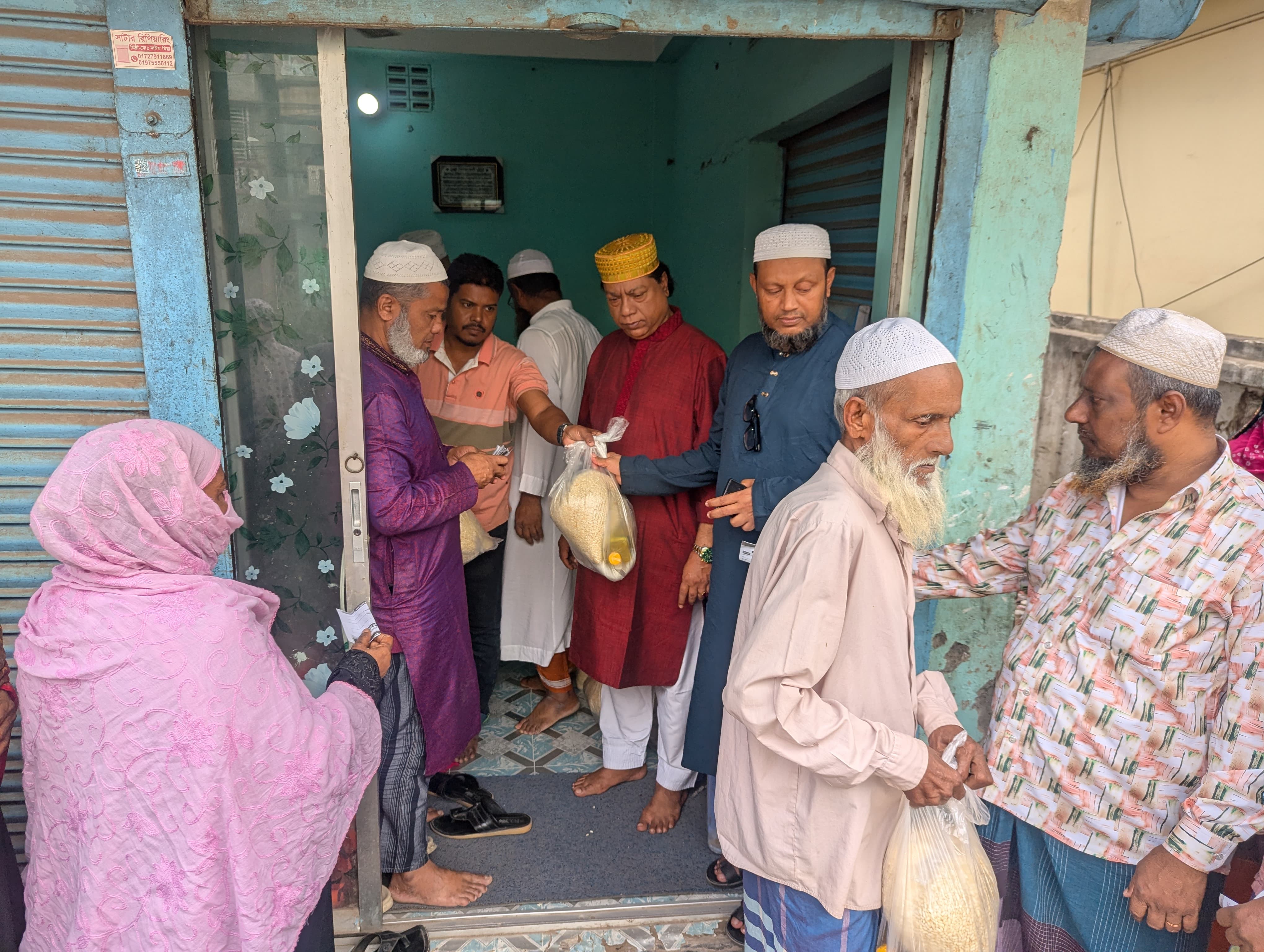 মিজমিজি বাতেন পাড়ায় ১নং ওয়ার্ডের উদ্যোগে দুস্থদের মাঝে ইফতার সামগ্রী বিতরণ