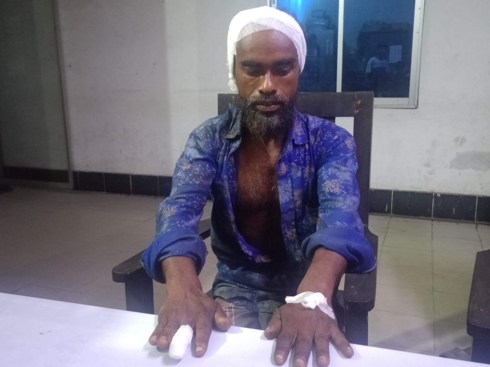 সোনারগাঁয়ে ঝালমুড়ির দাম চাওয়ায় বিক্রেতাকে পিটিয়ে আহত