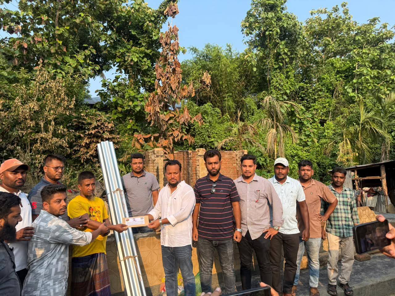 বাঘাইছড়ির অগ্নিকাণ্ডে ক্ষতিগ্রস্ত আনসার সদস্য শাজাহানের পাশে প্রতিমন্ত্রী মীর হেলাল উদ্দিন