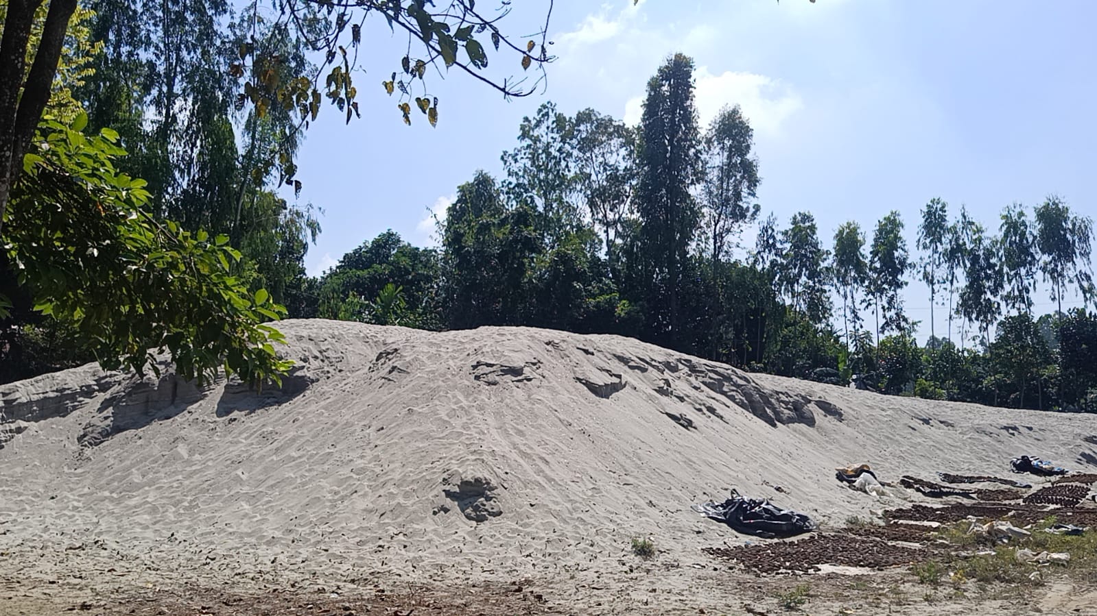 সাঘাটায় যমুনা নদীর বালু উত্তোলন ও মজুদ করে বিক্রির অভিযোগ
