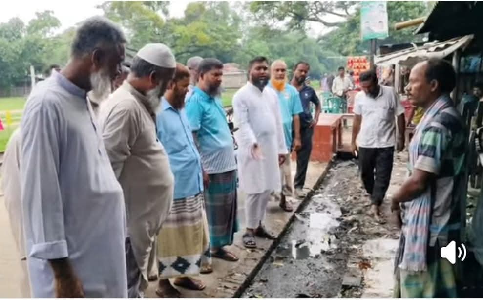জলাবদ্ধতা নিরসনে নিজস্ব অর্থায়নে ড্রেন নির্মাণ করলেন -মেয়র পদপ্রার্থী মনিরুল ইসলাম