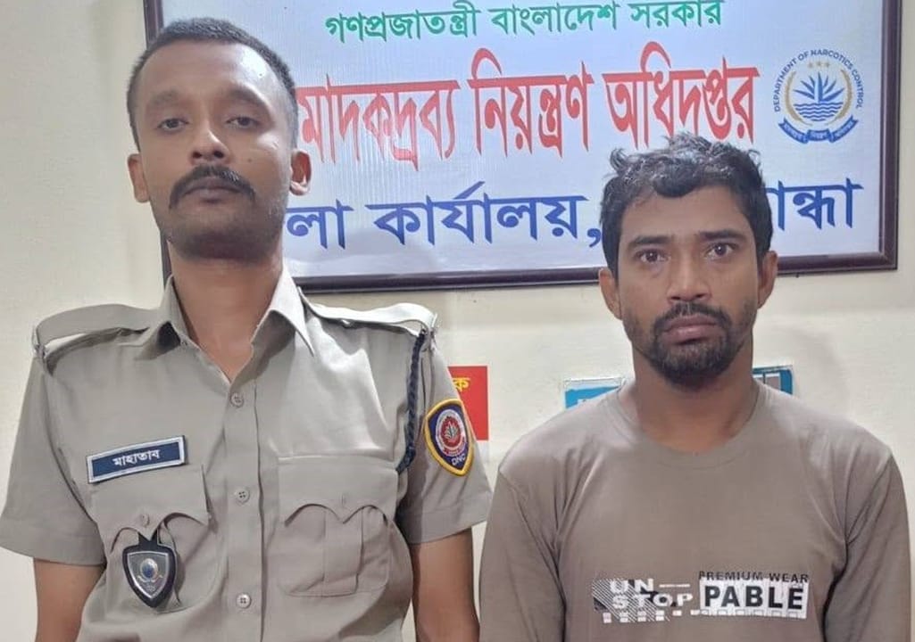 গাইবান্ধায় ২ হাজার ইয়াবাসহ কারবারি গ্রেফতার গাইবান্ধায় ২ হাজার ইয়াবাসহ কারবারি গ্রেফতার