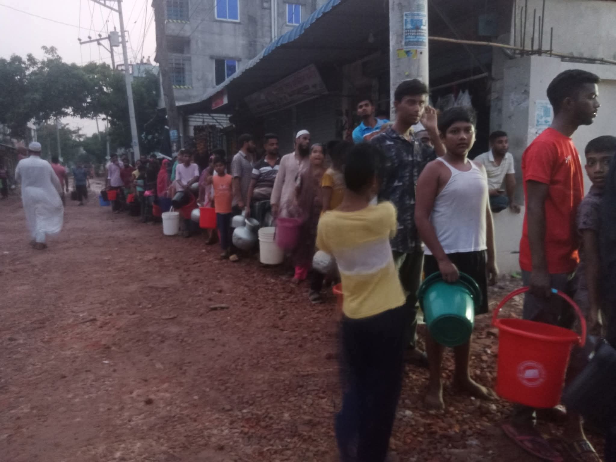 কালবৈশাখীর রাতে অন্ধকারে শ্রীপুর—পানির খোঁজে লম্বা লাইন