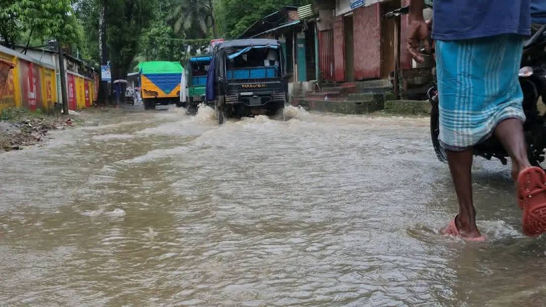ভারি বর্ষণ ও পাহাড়ি ঢলে বান্দরবানে বন্যা, ব্যাহত যোগাযোগ ব্যবস্থা