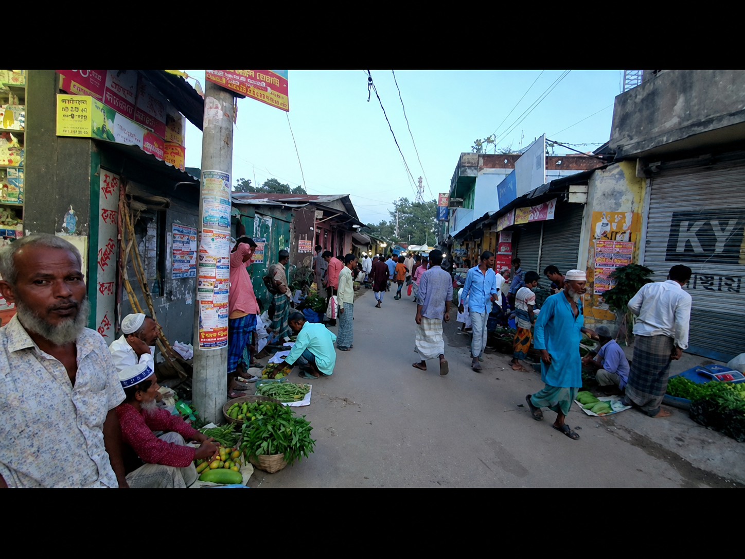 পাকুন্দিয়া সদর বাজারে সড়কের পাশে অবৈধ স্থাপনা উচ্ছেদ অভিযান